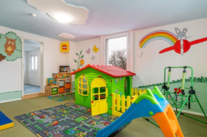 TREEHOUSE for 14 People- Indoor Playground - SSC - Shared House&Garden